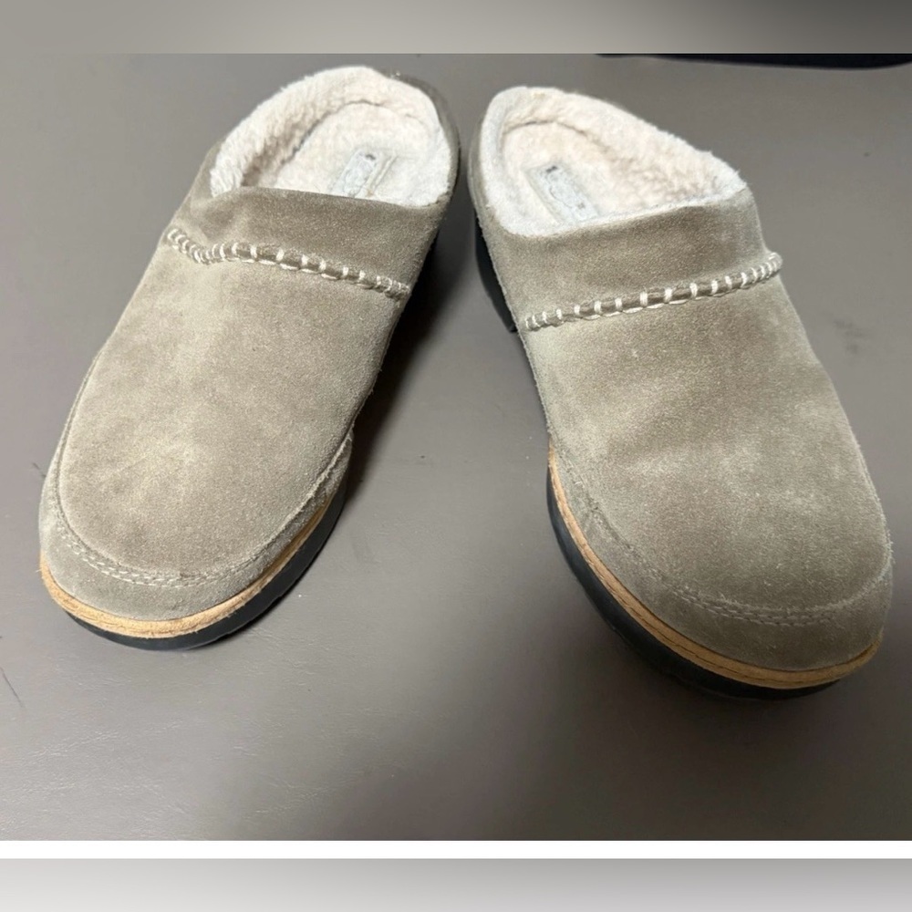 UGG Women’s Size 8 1/2 Lynwood Closed Toe Clogs Shoes Khaki Color Suede - Picture 15 of 15